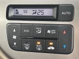 【オートエアコン】一度お好みの温度に設定すれば、車内の温度を検知し風量や温度を自動で調整。暑い&hellip;寒い&hellip;と何度もスイッチ操作をする必要はありません。快適な車内空間には必須の機能ですね♪