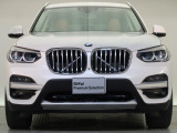 【キドニーグリル】BMWの代名詞。一目見ただけでBMWであると認識できる確固たるアイコンとして存在感を放ちます。