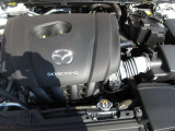 「SKYACTIV-G(ガソリン)」は、規格外の高圧縮を実現し、世界のエンジン技術者に驚きを与えました。さらに、それを維持したままノッキングの発生を抑え、熱効率を向上、走りにも寄与したエンジンです。