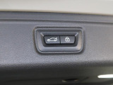 【パワーゲート】電動パワーゲートです。開閉がボタン1つで開け閉め行えます。また、状況に応じてのトランクハッチ開閉量を簡単に設定可能です。スマートオープナーも便利な機能です。ぜひお試しください。