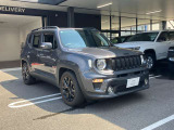 右斜め前になります。