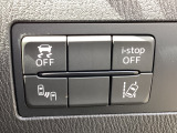 安全装置のスイッチは運転席パネル右下に集約されています。任意で切り替え可能なため状況に合わせてお使いください。