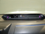 【メーター】運転席の正面に配置された見やすいメーターパネル。必要な情報をひと目で確認でき日々の安全運転をサポートします。