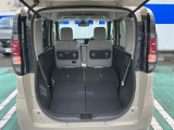 ご覧のとおり、リアシ-トを倒せば荷室は広くなります。 ちょっとした荷物なら積めちゃいそうなスペ-スです。