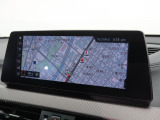 【純正ナビゲーション】BMWのナビゲーションは操作性も良く、詳細な地図情報と交通状況を見やすく表示し、快適なドライビングをサポートしながら目的地までナビゲートします。