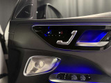 前席はシートヒーター・ベンチレーター付きで、ブルメスターサラウンドシステムのスピーカーもあります。