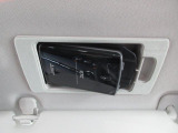 ETC車載機は専用ボックスにてバイザー裏に隠れて装着されております。トップシーリング(天井)の状態もご覧ください。きれいな状態となっております。