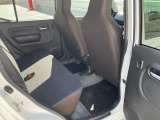 リヤシートも全車消毒済み。足元も軽とは思えない広さがあります。ドアには小物を収納できる便利な【リヤポケット】付。