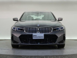 【キドニーグリル】BMWの代名詞。一目見ただけでBMWであると認識できる確固たるアイコンとして存在感を放ちます。
