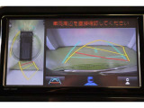 ハンドル操作にあわせてガイドラインが変化するバックガイドモニター搭載。全方位、フロント、左右側面モニターも搭載しているので、周囲の状況を確認しながら駐車出来ます。慣れない場所でも心強いですよ。