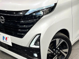 【LEDヘッドライト】悪天候や夜間走行時も良好な視界を確保し安心して運転できる高輝度LEDヘッドライトを装備!点灯速度が早く、消費電力も抑えられています。