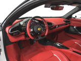 こちらは左ハンドルのお車でございます。内装色はRosso Ferrariを選択しております。