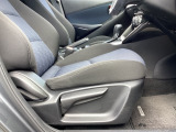 運転席にはドライバーの体型や好みに応じて前後方向だけでなく、高さの調整ができるシートリフターを装備!