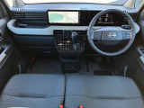運転席まわりは機能的にまとまっています。足元が広々のインパネATです♪