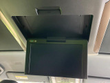 【12.8型フリップダウン】大画面モニターで後席でもエンタメをお楽しみいただけます。家族や友人とお出かけする機会が多い方に大人気です♪