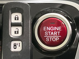 【Hondaスマートキー】カバンやポケットに入れたままでもドアの施錠・解錠が可能なスマートキーを装備。エンジンのオン・オフ時もカギを取り出す必要が無いからとっても便利です♪