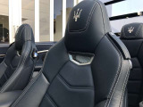 上質なポルトローナフラウのネイビーレザー。ホワイトのステッチがボディカラーと相まって素晴らしいコーディネートです