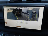 【3Dサラウンドカメラ】周囲の安全確認をアシストする機能です。3D車外ビュー、360&deg;オーバーヘッドビューを 利用して、狭いスペースでも安心、スムーズに運転操作ができます。