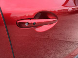 スマートキーを所持している状態でロックボタンを押すと、車両すべてのドアの解錠や施錠を行うことが出来ます。