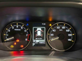 様々な車両情報を表示できるTFTマルチインフォメーションディスプレイを中央に配した視認性の高い大型2眼メーターです
