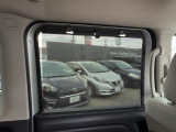 ▲サンシェード▲スライドドアの窓には左右ともロールサンシェードがついていますので窓からの日差しがまぶしい時にサッと引き出してお子様の安眠を守ります☆