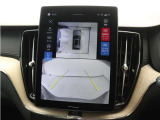 画面分割表示にも対応した360&deg;ビューカメラを搭載。狭い場所での取り回しも安心です。画面を分割することで、俯瞰画像と同時に車両前方または後方の180&deg;広角映像を表示することができます。