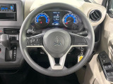 インテリアに合わせたデザインのステアリングは、運転される方のことも考え、運転しやすい形状、大きさです。是非一度、実際に触ってお確かめください。