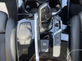 【シフトノブ】BMWの高性能オートマチックは、ATセレクトレバーを左側に倒すことで、通常の「D」から「S」(スポーツ)または「M」(マニュアル)へと切り替えが可能です。