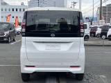 後部座席はプライバシーガラスとなっています。座っている人や置いてある荷物が見えにくくなっているのでプライバシーの確保が出来ます。ぜひ見て確認してみて下さい