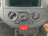 すっきりした運転席周りにはナビやエアコンの操作パネルを設置しておりますので、お一人での運転でもご安心できます。