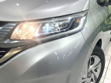 【LEDヘッドライト】悪天候や夜間走行時も良好な視界を確保し安心して運転できる高輝度LEDヘッドライトを装備!点灯速度が早く、消費電力も抑えられています。