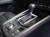 CX-5のシフト周りは、手になじむシフトノブと洗練されたデザインが魅力的です。直感的な操作性とダイレクトなシフトフィーリングで、走る歓びを高めます。上質な雰囲気を、ぜひ店頭でお確かめください。