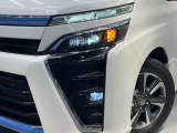 【LEDヘッドライト】悪天候や夜間走行時も良好な視界を確保し安心して運転できる高輝度LEDヘッドライトを装備!点灯速度が早く、消費電力も抑えられています。