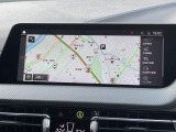 【純正ナビゲーション】BMWのナビゲーションは操作性も良く、詳細な地図情報と交通状況を見やすく表示し、快適なドライビングをサポートしながら目的地までナビゲートします。