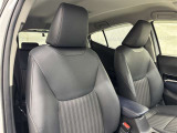 高いホールド性で運転姿勢が安定します。長距離ドライブでも疲れにくいのが魅力です。