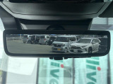 【デジタルインナーミラー】車両後方カメラの映像をルームミラーに映すことが出来ます。 そのため、後席に人や荷物があって後方が見えづらい場合でもしっかり視界を確保することが出来ます。
