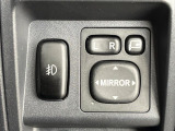 【電動格納ミラー】サイドミラーは電動格納式となっており、狭い駐車場でもキズがつくリスクを抑えられます。