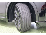 タイヤサイズ 235/45R21。