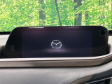 【8.8インチマツダコネクト】車内の雰囲気にマッチした大型のディスプレイ。スマホ接続でのナビ使用やBluetooth再生等、様々な機能が楽しめます。直感的なダイヤル操作が可能で、使い勝手も良好です。