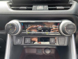 【エアコン】『エアコン装備』の画像になります。暑い夏でも寒い冬でも、車内に快適な空気を届けるので、いつでも快適な車内空間を創り上げます!