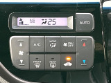【オートエアコン】一度お好みの温度に設定すれば、車内の温度を検知し風量や温度を自動で調整。暑い&hellip;寒い&hellip;と何度もスイッチ操作をする必要はありません。快適な車内空間には必須の機能ですね♪