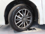 トヨタ純正アルミホイール。タイヤサイズは205/60R16です。