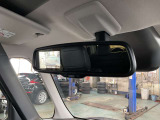 上空から見下ろしているかのような映像を ルームミラーに映し出しスムースな駐車をサポートします。