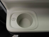 カップホルダーは運転席や助手席からちょうど手の届く位置です!!