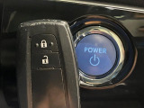 【スマートキー】カバンやポケットに入れたままでもドアの施錠・解錠が可能なスマートキーを装備。エンジンのオン・オフ時もカギを取り出す必要が無いからとっても便利です♪