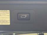 【パワーバックドア】スマートキーや運転席のボタンを押すだけでリアゲートが自動で開閉します!荷物を持っている時や、高い位置にあるバックドアを閉める際に便利な機能です♪
