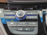 オートエアコンと運転席・助手席シートヒーターの各スイッチ