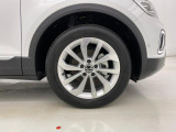 純正17インチアルミホイール:輸入車ならではの卓越した走りを支えるホイールと足回りです!日本車の走りに慣れている方にもぜひ体感して頂きたい程高いレベルでまとまっています。
