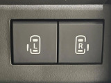 【両側パワースライドドア】スマートキーや運転席のスイッチで後席両側スライドドアの開閉が可能♪電動だから力を入れてドアを開ける必要が無く、小さなお子様でも簡単に開け閉めでき快適です♪