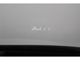 ヘッドアップディスプレイ(HUD)です。運転に必要な情報をフロントガラスの視野内に投影することで視線を外さず確認できます。焦点移動が少なくて済むので安全性の向上に貢献します。